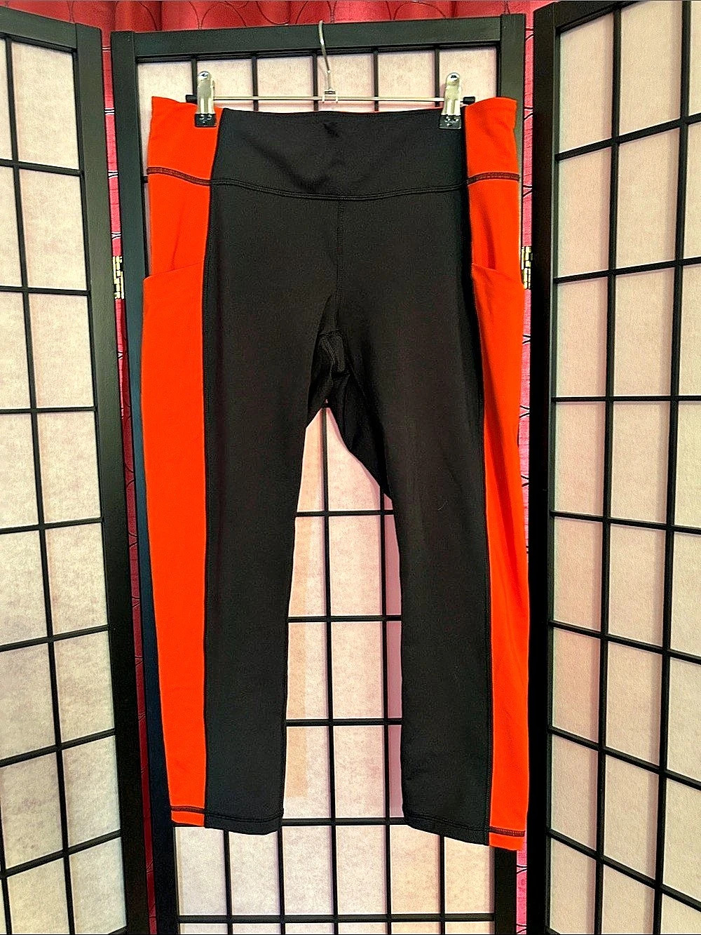 Lucy Women's Colorblock Mid Rise Capri Legging with POCKETS!